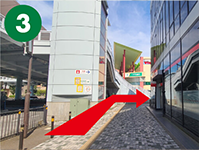 三菱UFJ銀行の先を右に曲がります。