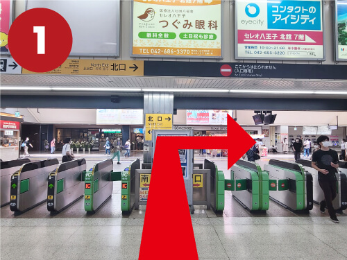 JR八王子駅の改札を出て右に進みます。
