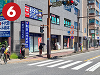 信号を超えて左手に朝日土地建物 橋本店がございます！